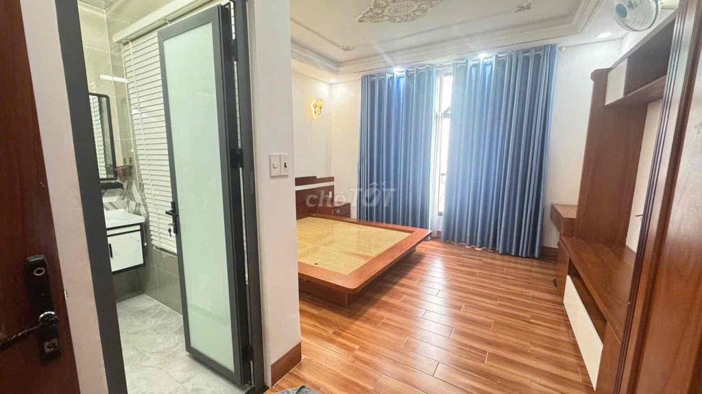 The three bedrooms are united. Three air conditionings.