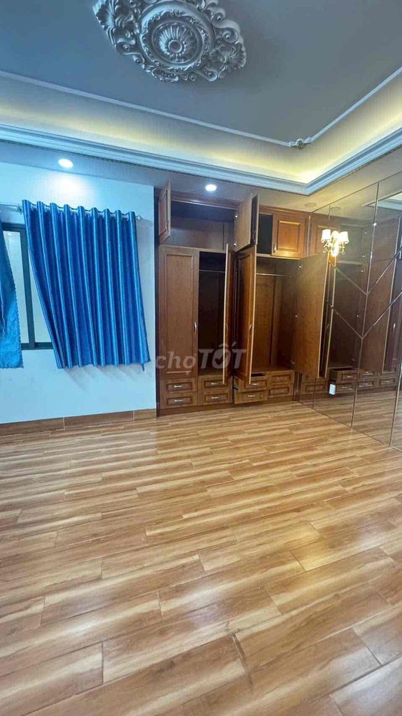 The three bedrooms are united. Three air conditionings.