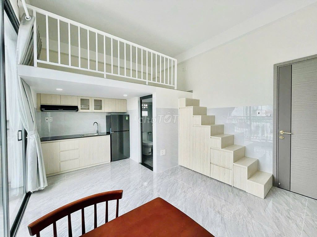 Rent a new apartment 100 percent -- balcony near the edge of a contracter's office.