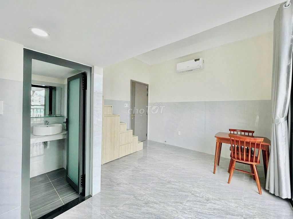 Rent a new apartment 100 percent -- balcony near the edge of a contracter's office.
