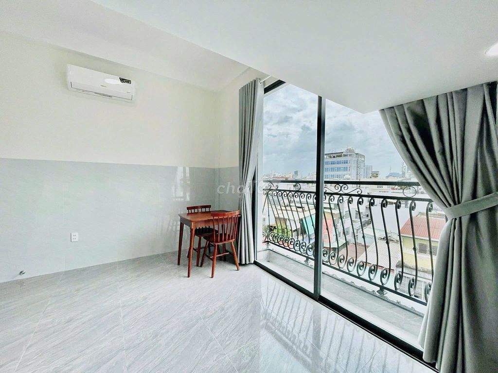Rent a new apartment 100 percent -- balcony near the edge of a contracter's office.