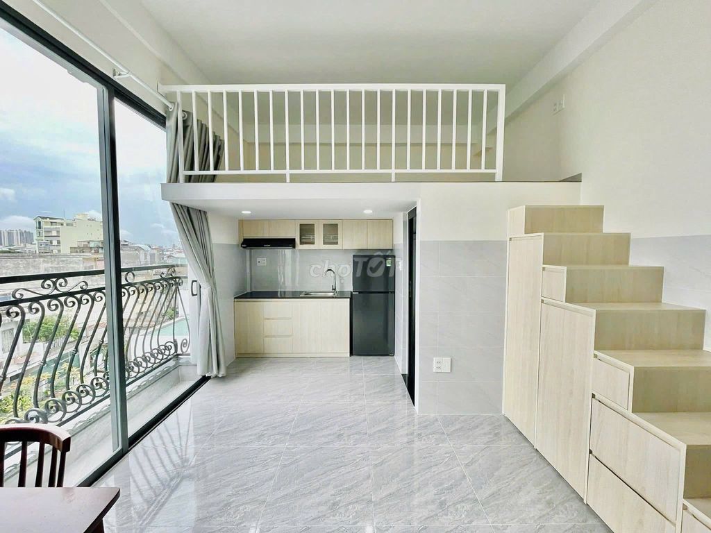 Rent a new apartment 100 percent -- balcony near the edge of a contracter's office.