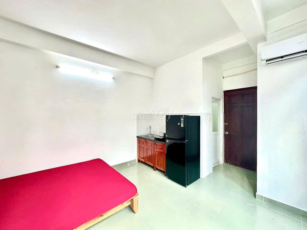 7th District of Halftemart, a sunny room with a full interior.