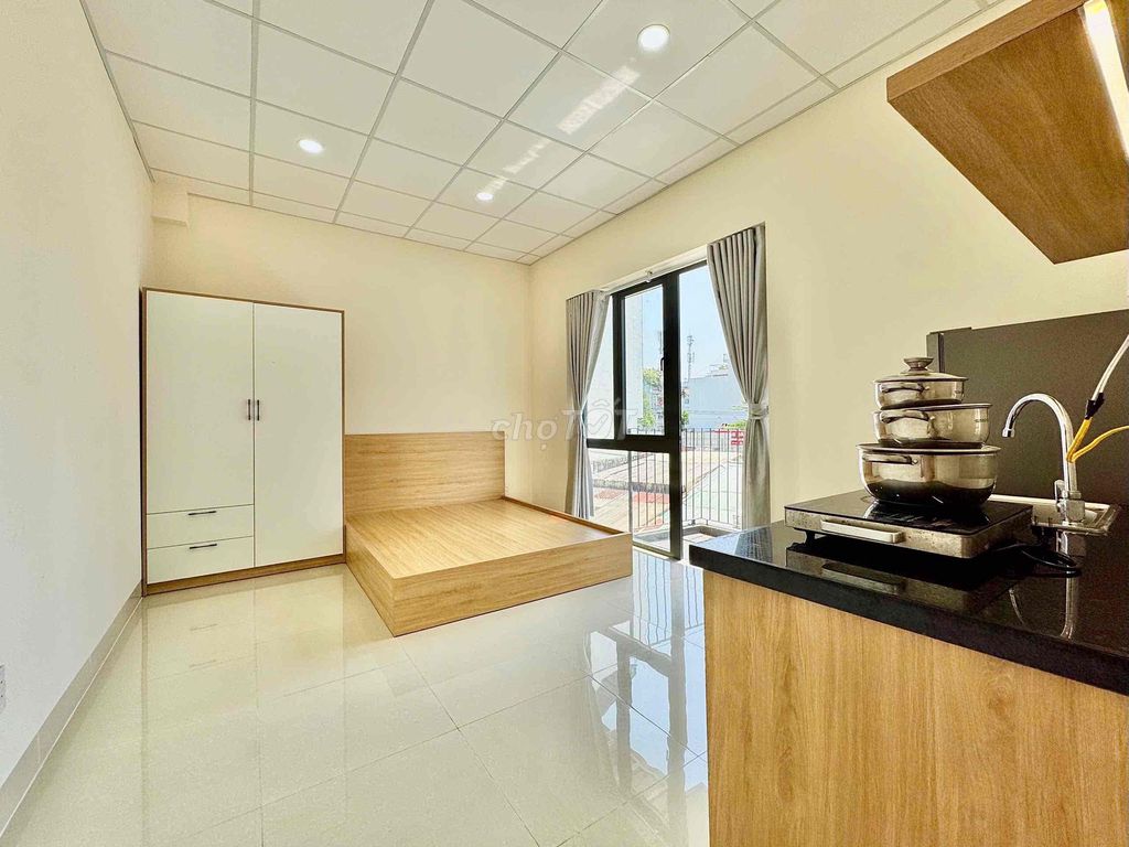 The big comfortable balcony room, Phan Xích Long.