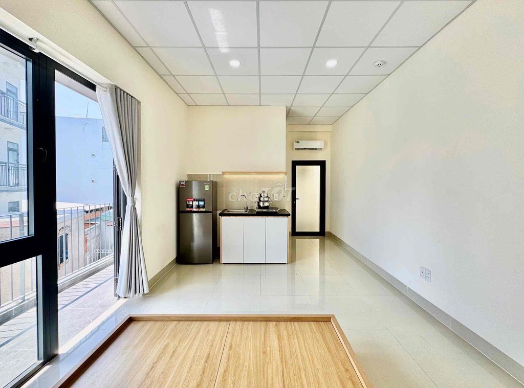 The big comfortable balcony room, Phan Xích Long.