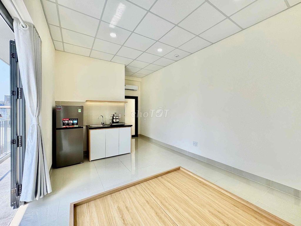 The big comfortable balcony room, Phan Xích Long.