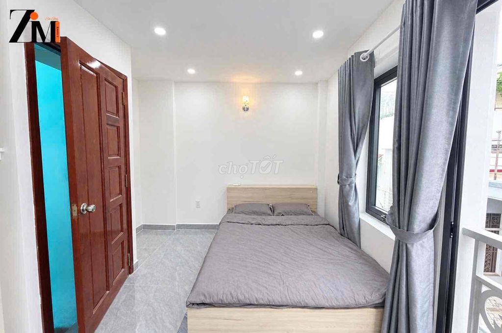 The balcony apartment -- right here in Lê Văn Sỹ -- cheap.
