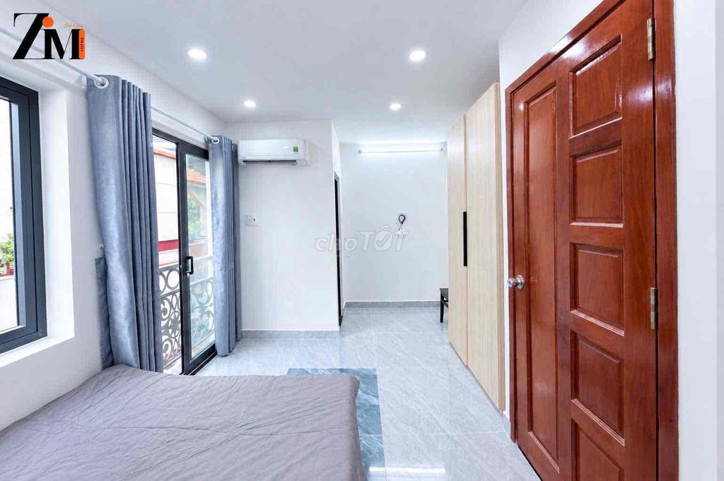 The balcony apartment -- right here in Lê Văn Sỹ -- cheap.
