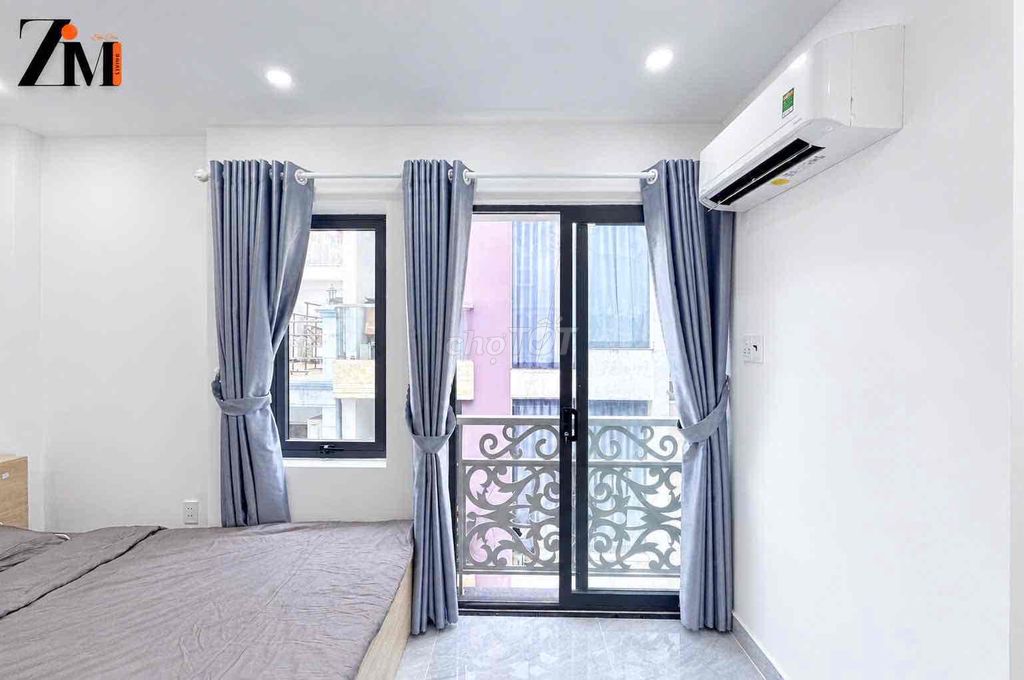 The balcony apartment -- right here in Lê Văn Sỹ -- cheap.