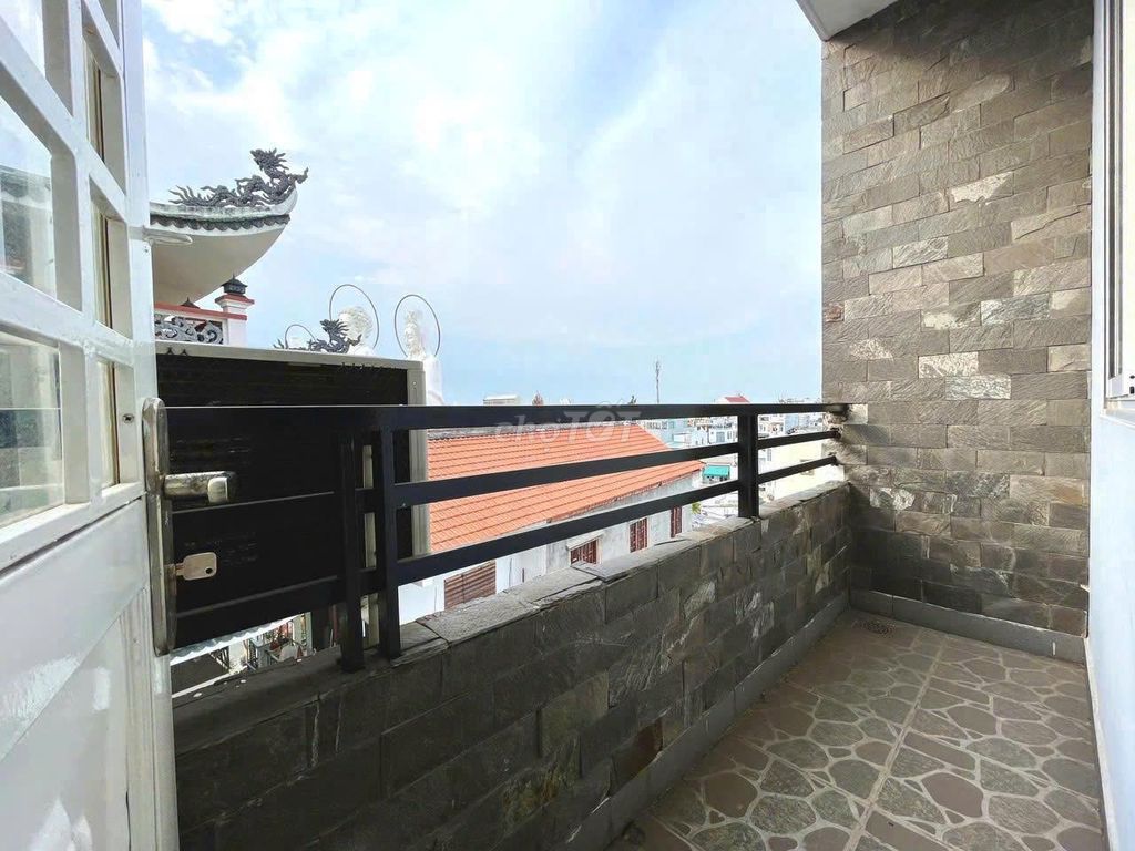 studio 1 Nguyễn Thái Sơn Bedroom – Full interior, light balcony