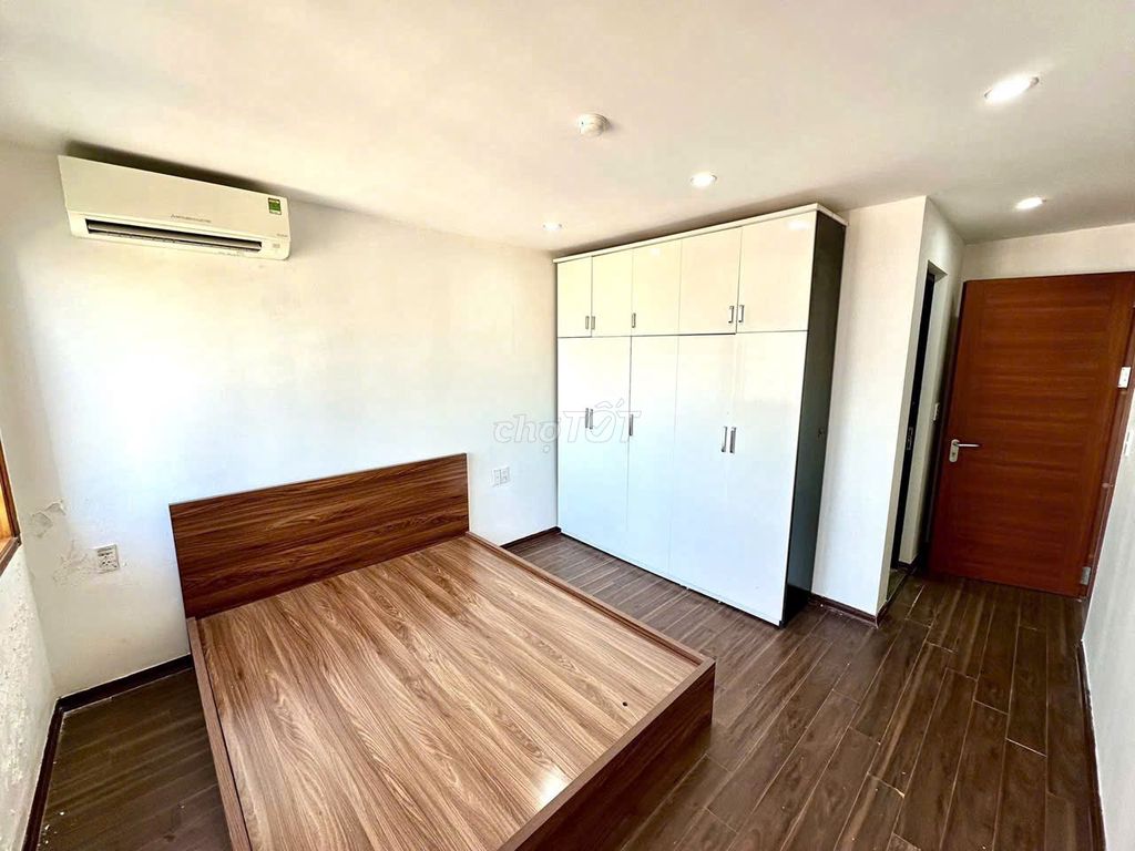 Chung cư Khang Phú, Huỳnh Thiện Lộc rents two bedrooms with an interior of 11 million a month.