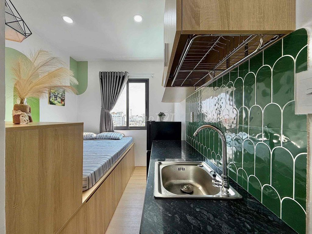 Studio House, refrigerators, kitchen shelves, open spaces, doors.