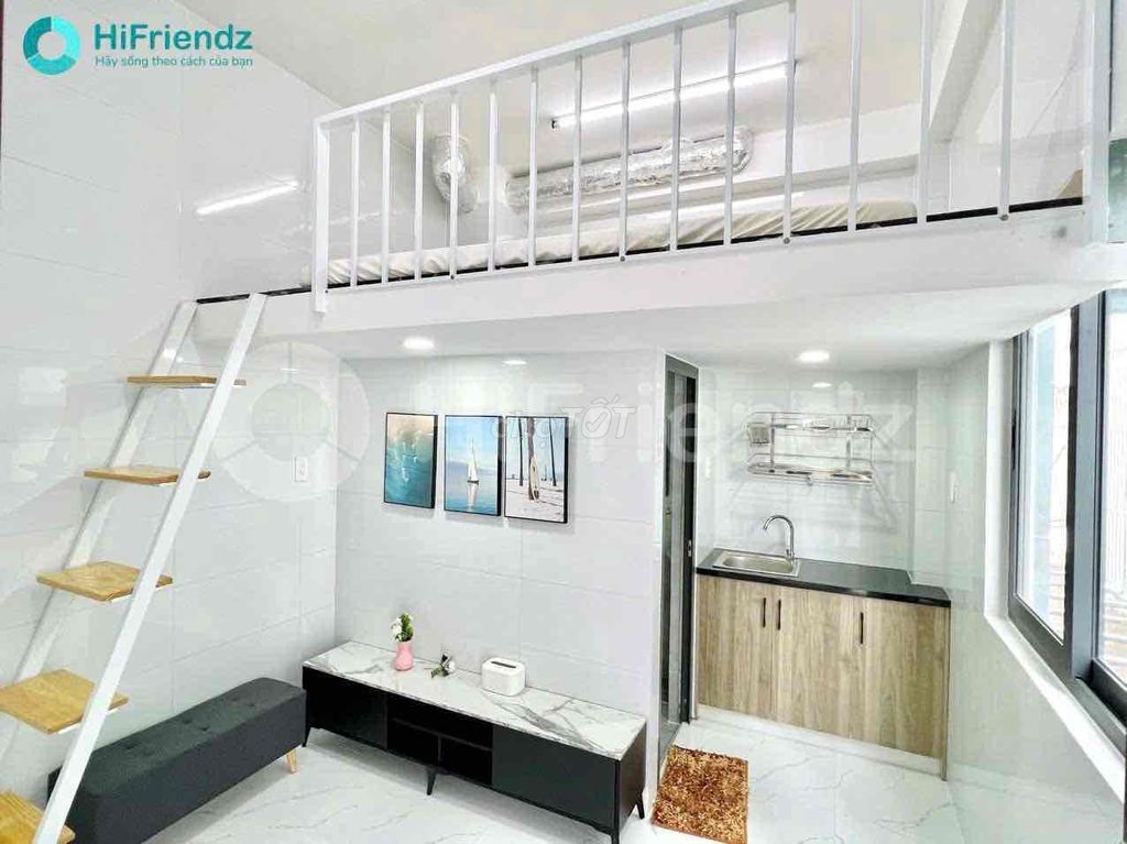 Great white tone near Bến Xe Quận 8, the elevator.