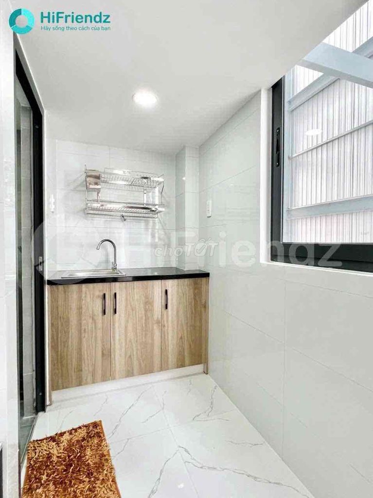 Great white tone near Bến Xe Quận 8, the elevator.