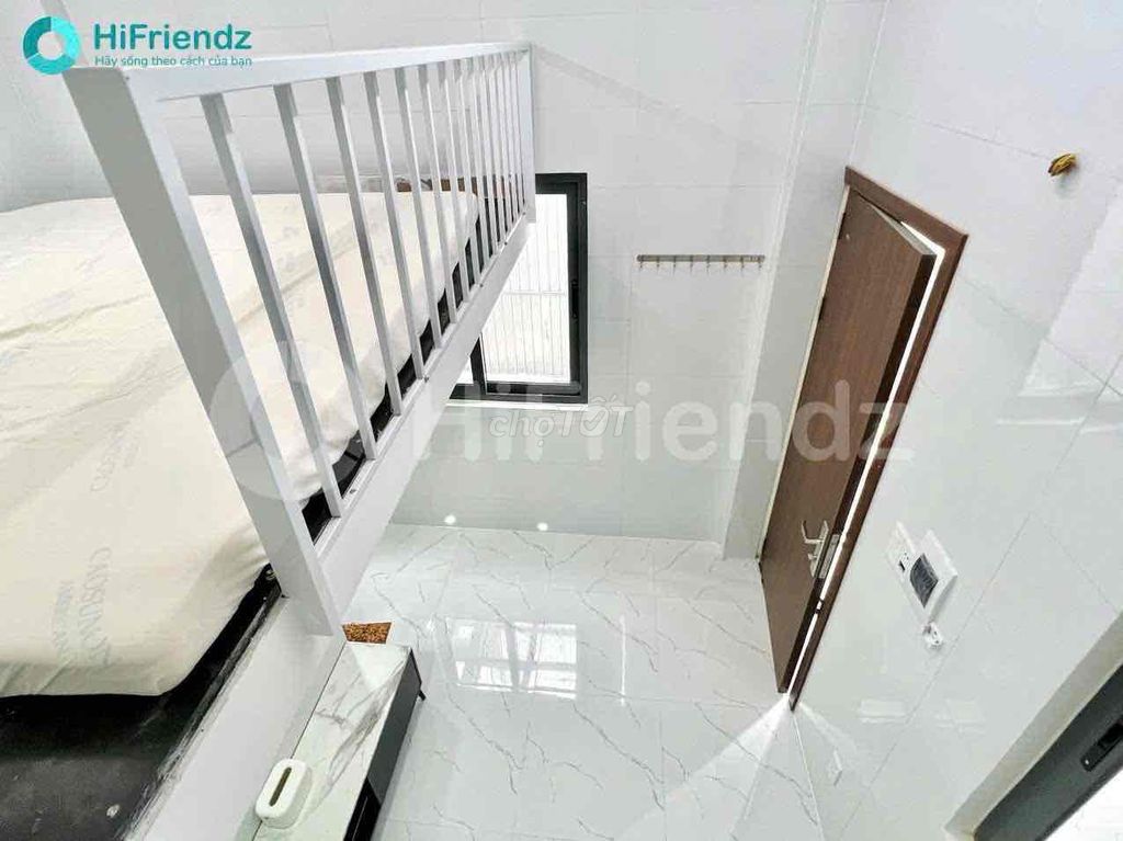 Great white tone near Bến Xe Quận 8, the elevator.