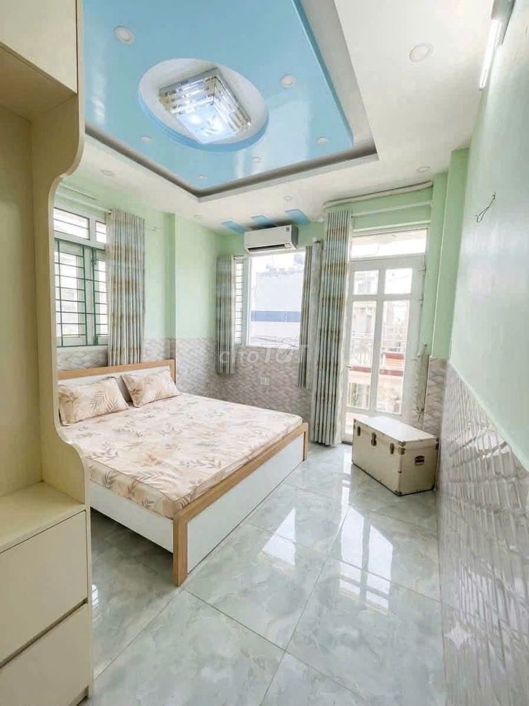 Rent Nguyễn Tất Thành.
