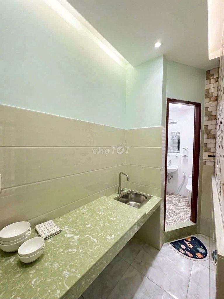 Rent Nguyễn Tất Thành.