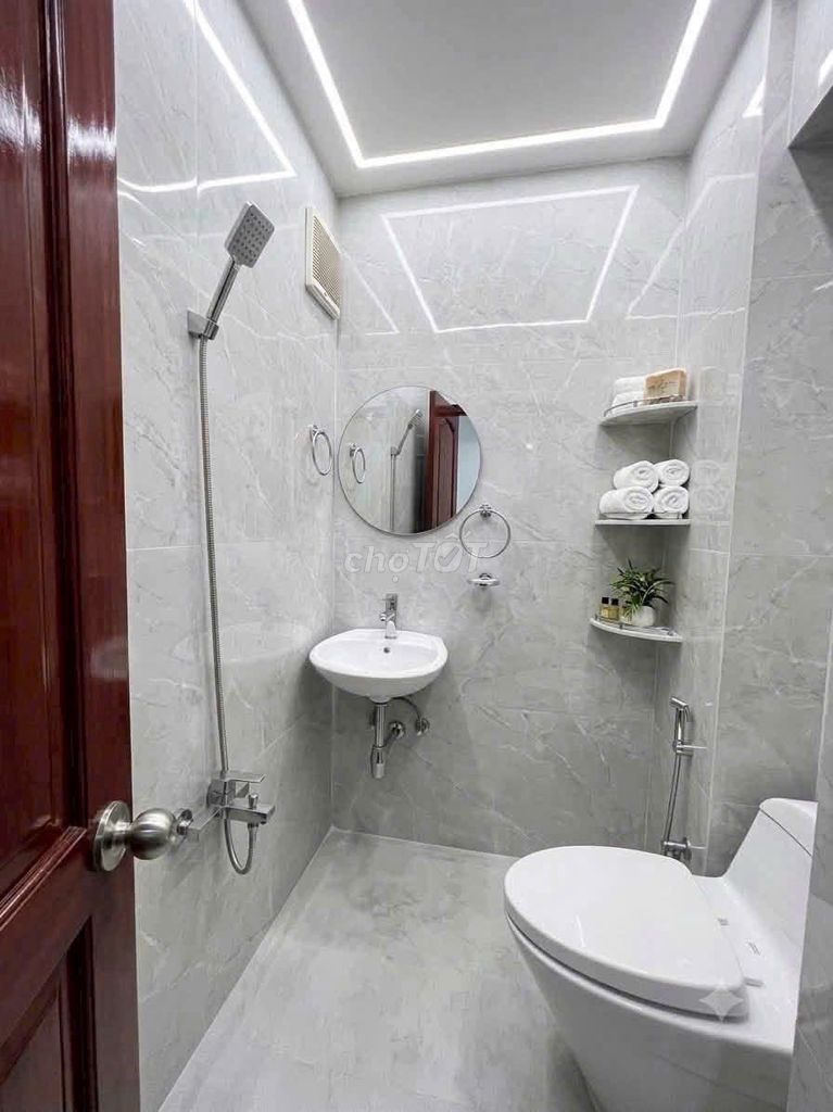 Rent Nguyễn Tất Thành.