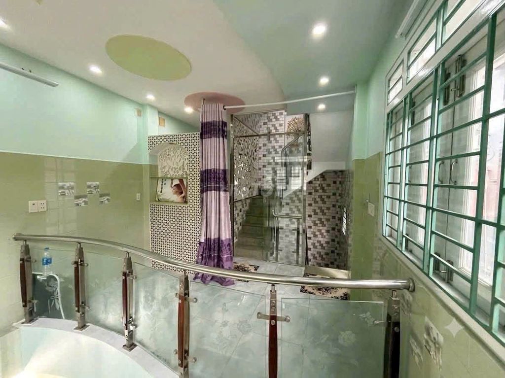 Rent Nguyễn Tất Thành.
