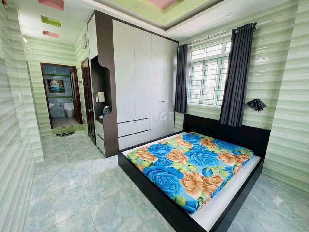 Rent Nguyễn Tất Thành.