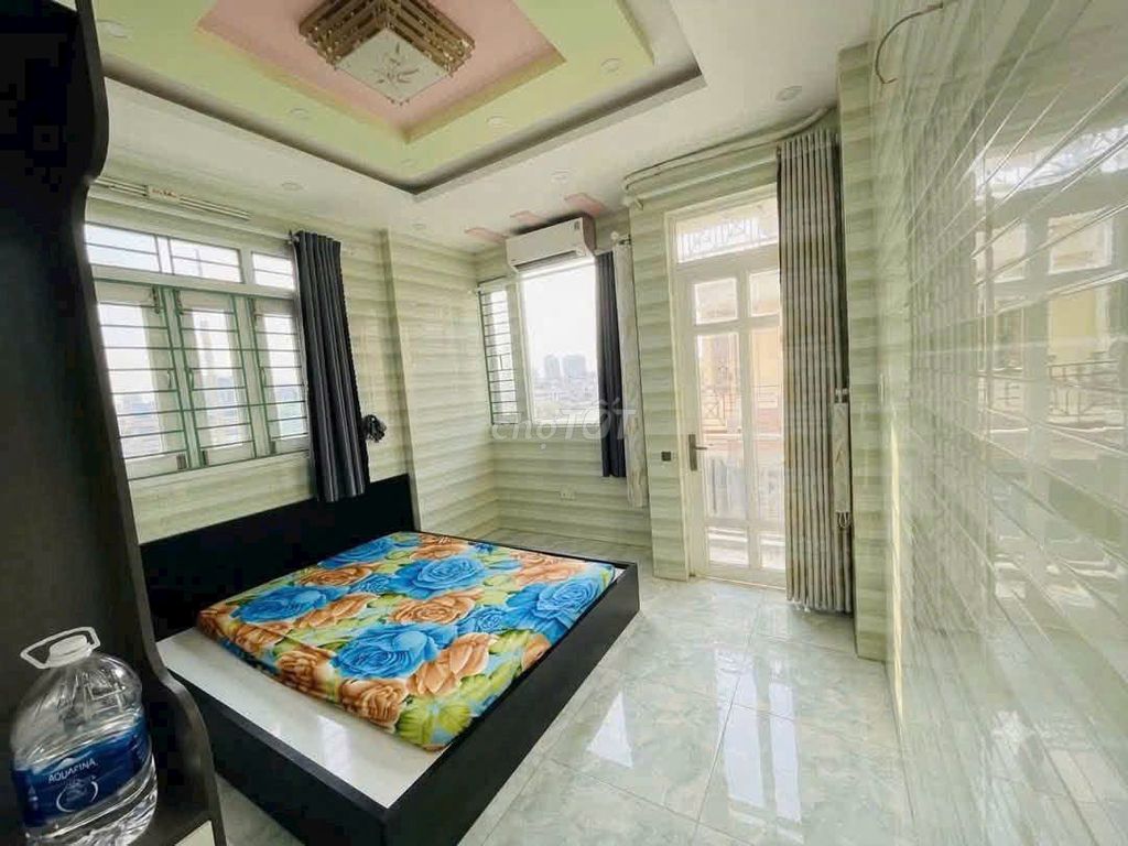Rent Nguyễn Tất Thành.