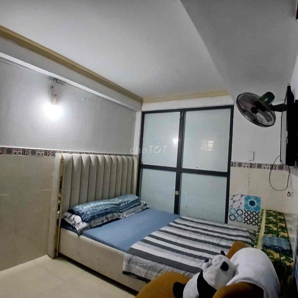 Rent a cheap room-- just 2 500,000 a month.