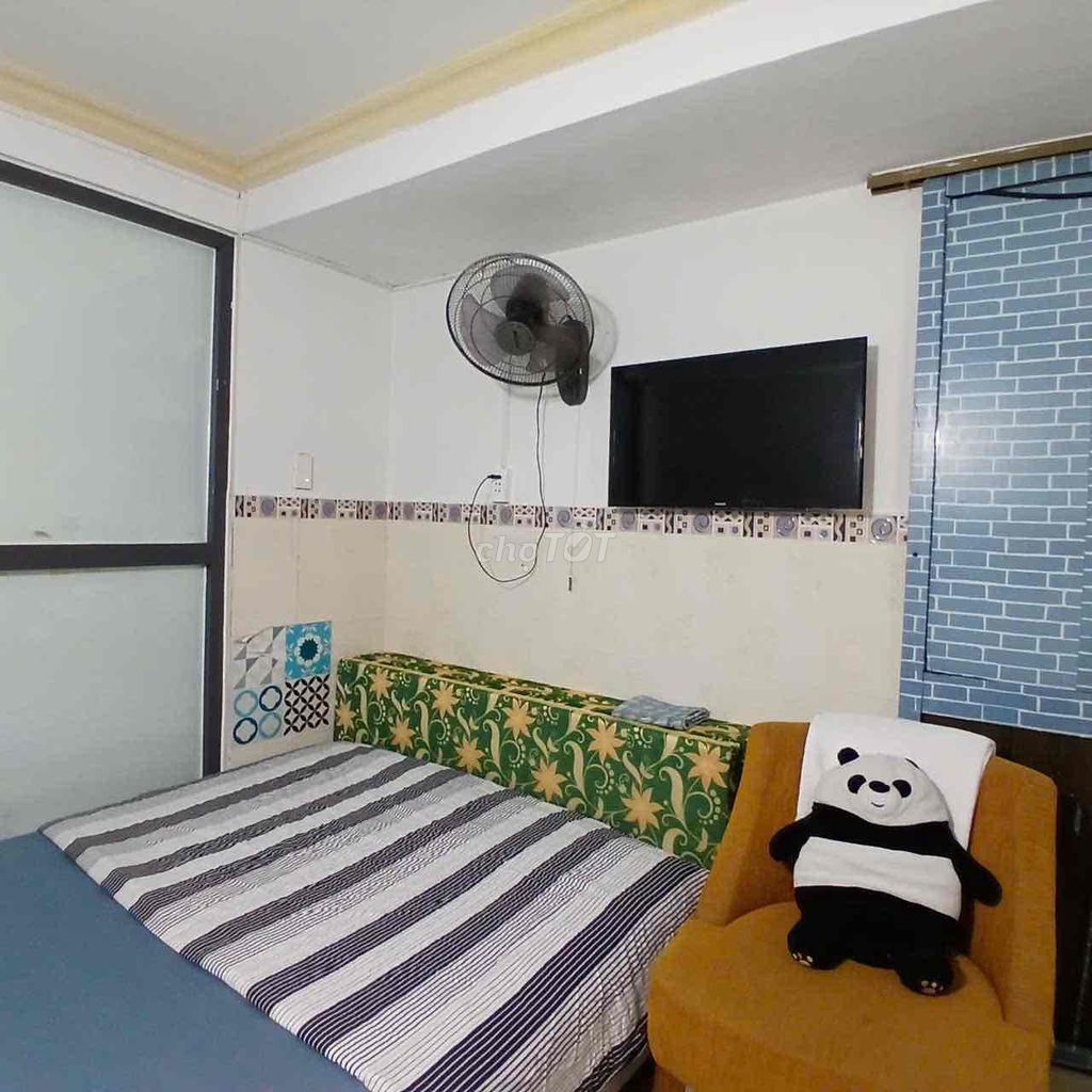 Rent a cheap room-- just 2 500,000 a month.