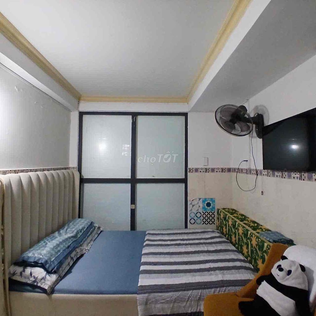 Rent a cheap room-- just 2 500,000 a month.