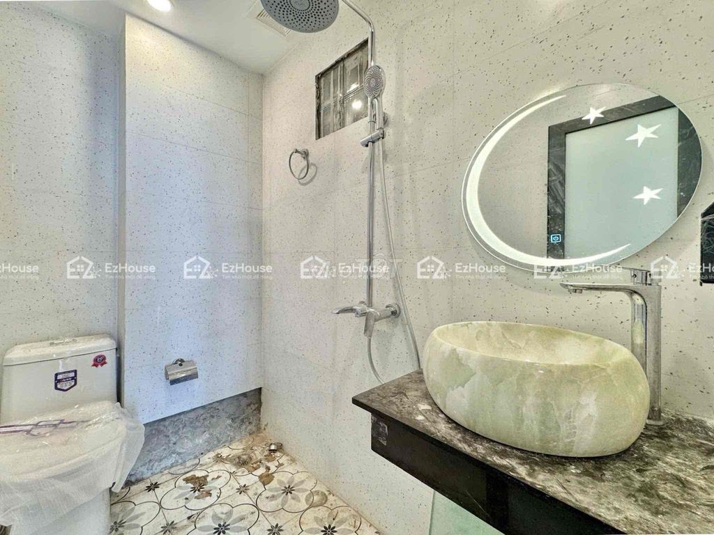 The modern-day bar apartment is full of furniture right here at Vườn Lài-lb