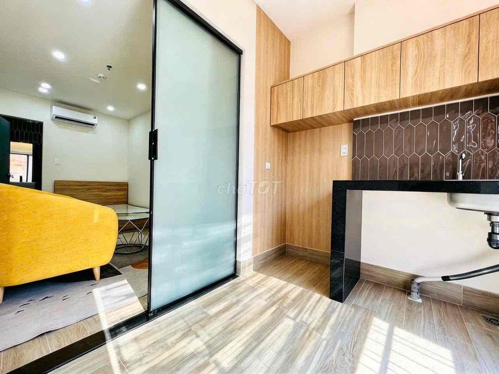 Rent a super open kitchen balcony next to the hutech.