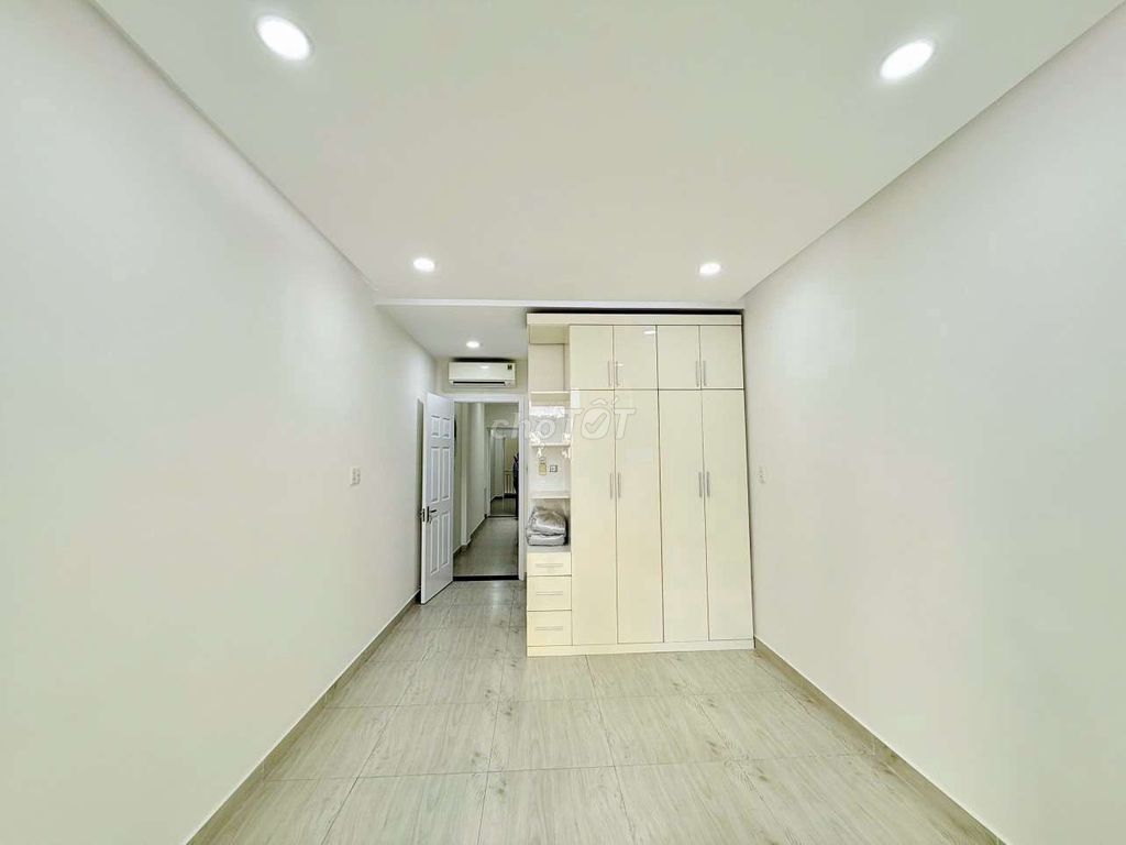 New House 1 .3th floor 3 x 20 m 3 3 3 4 4th floor toilet on the Downing of Fourth Street