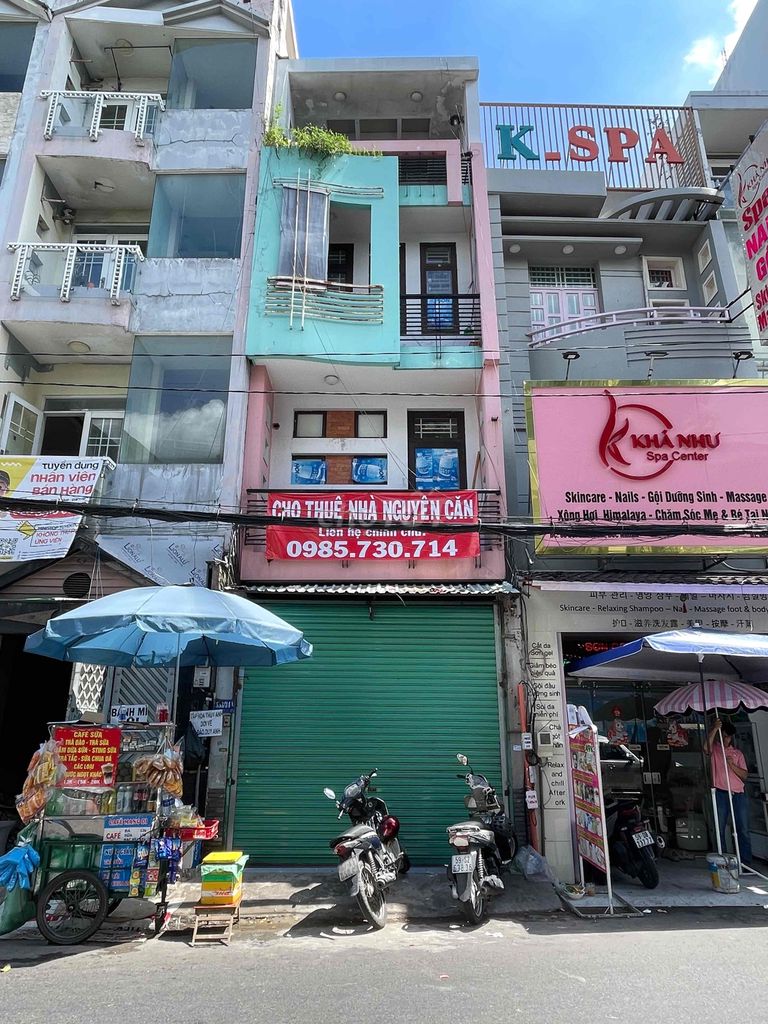 Let's rent the original house across the street from Ho Chi Minh City Charitable University.