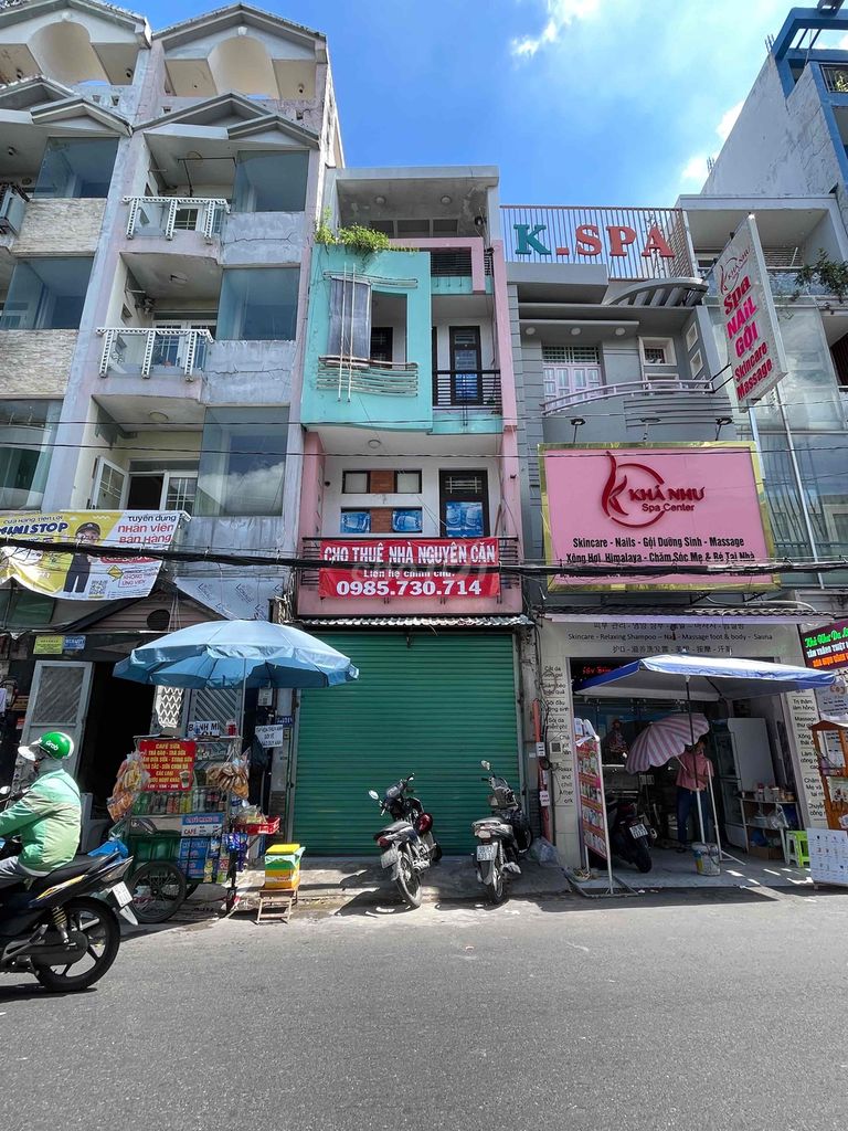 Let's rent the original house across the street from Ho Chi Minh City Charitable University.