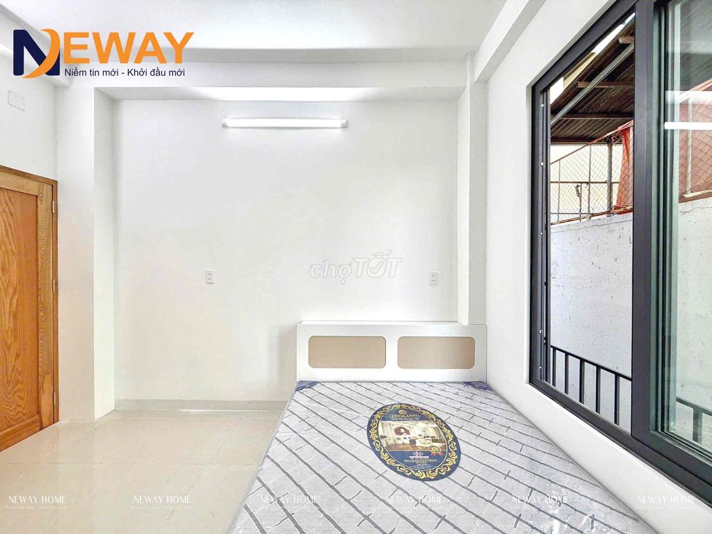The big window studio is in a rich park, near the new pan Mall.