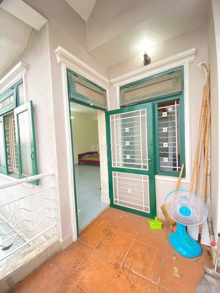 The boarding room is at the University of Law near Ping Zhao Bridge