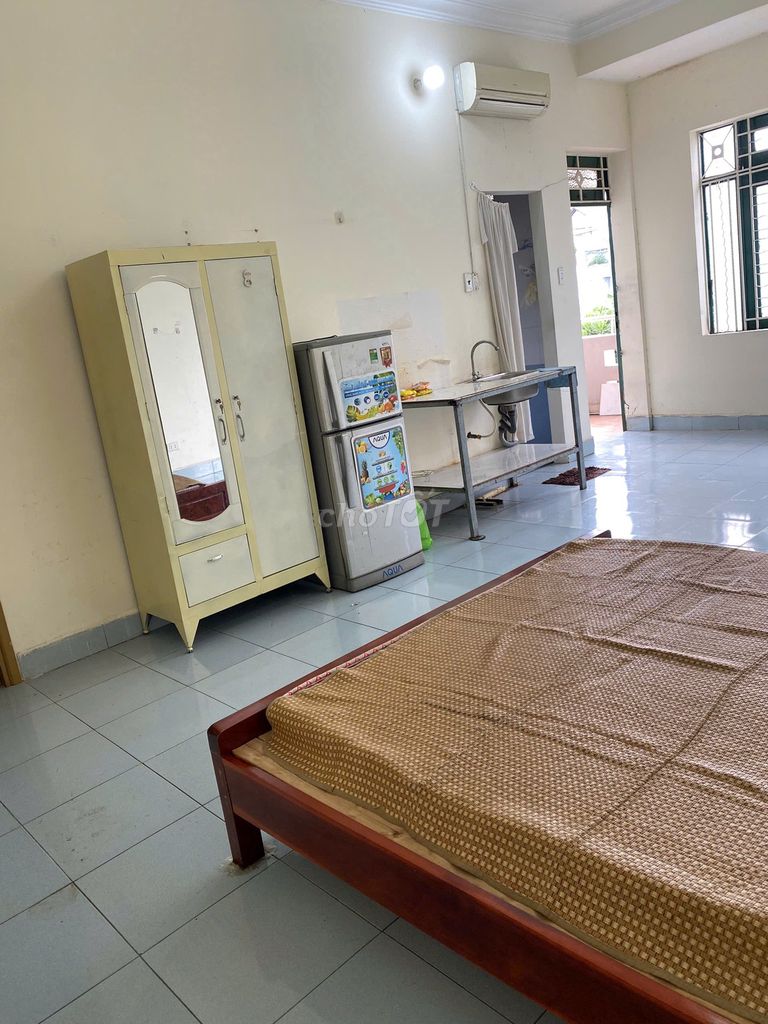 The boarding room is at the University of Law near Ping Zhao Bridge