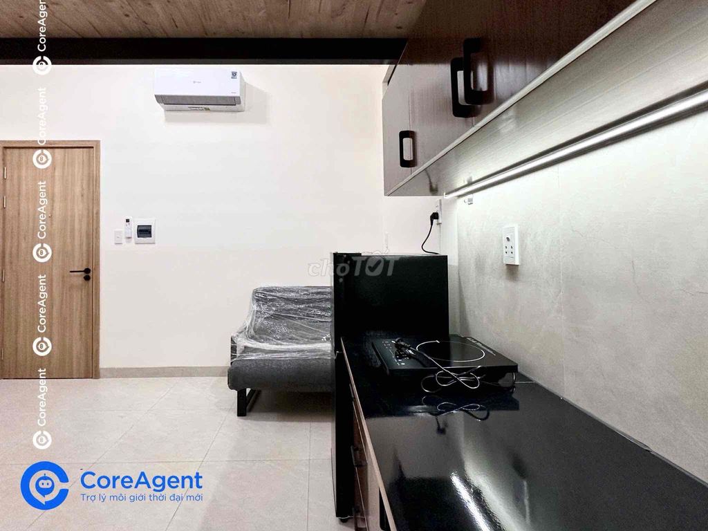 The guard's room's empty near the department store's back up to 11/11.
