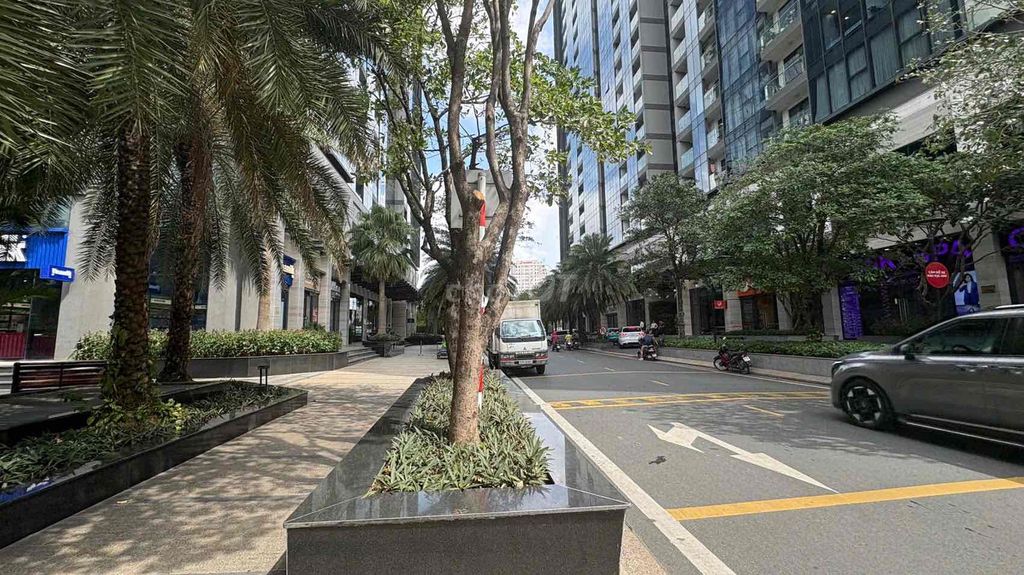 Renthouse District 1 at Vinhomes Golden River BaSon.