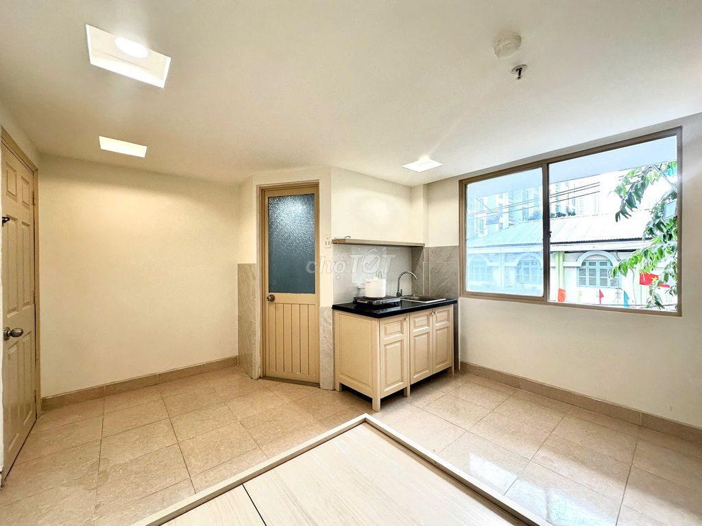 High school suites, low-level lotte mart, near the University of Honor.