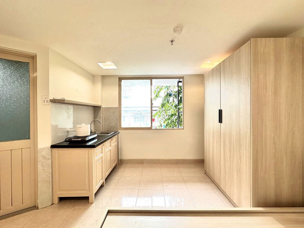 High school suites, low-level lotte mart, near the University of Honor.