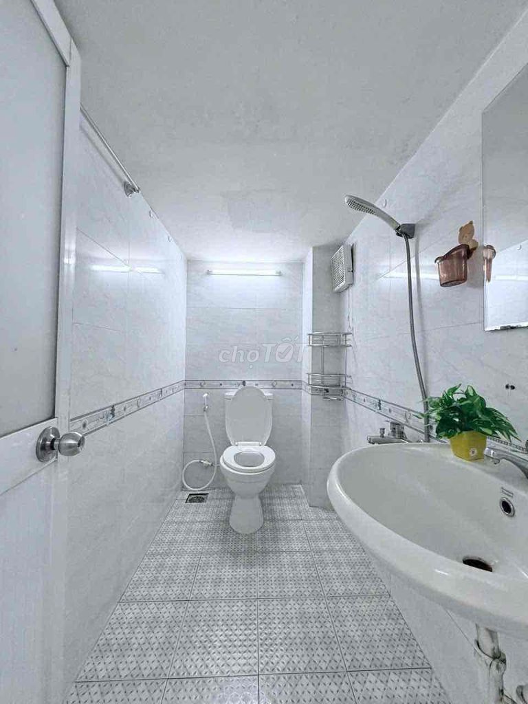 The wide open guard room is right on Cộng Hoà, Tân Bình.
