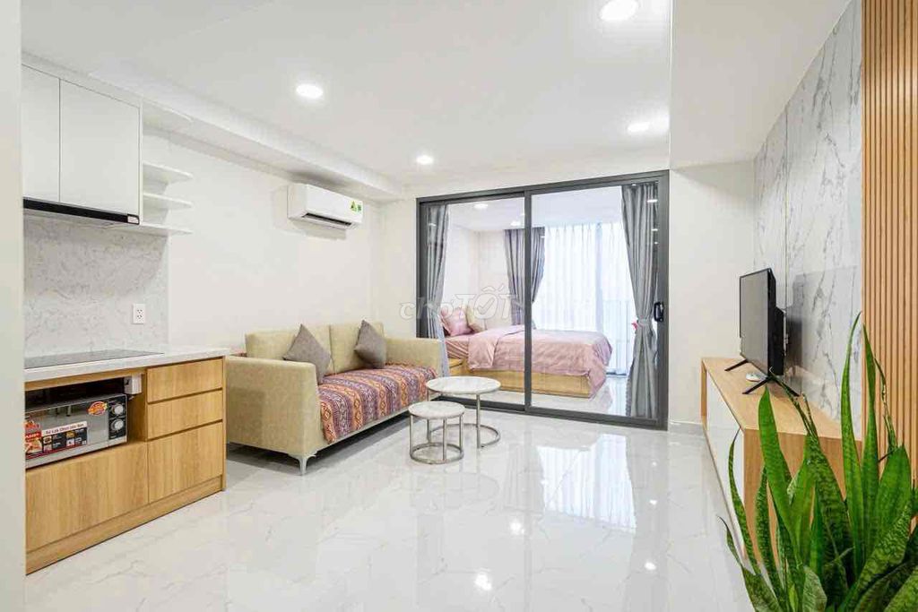 Rent a full-size bedroom in District 1 near the mall, coffee