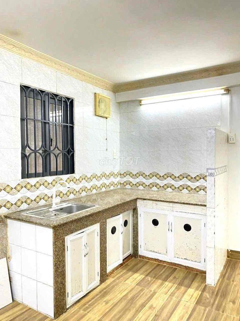 Close by the lotte. Three bedrooms. Four toilets.