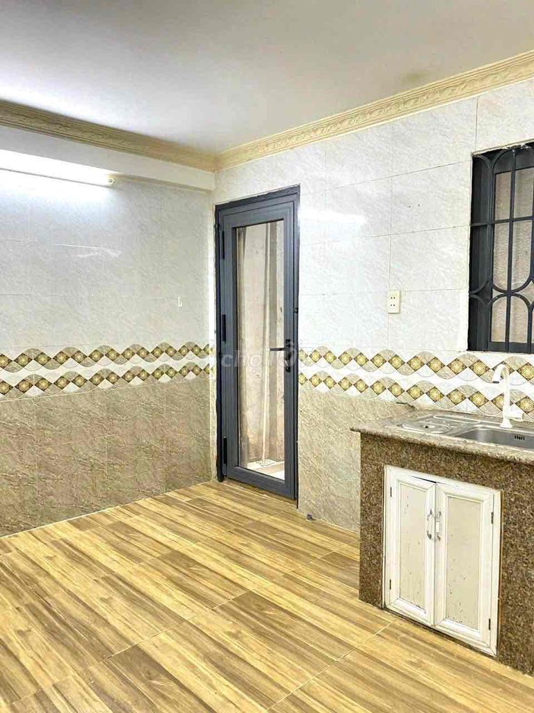 Close by the lotte. Three bedrooms. Four toilets.