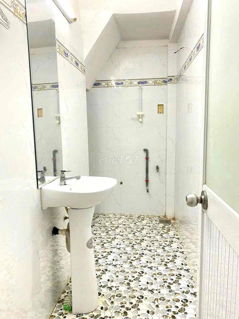 Close by the lotte. Three bedrooms. Four toilets.