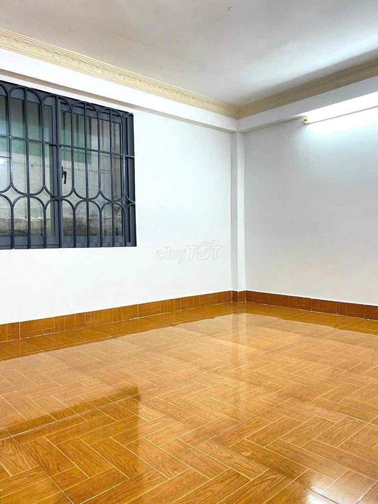 Close by the lotte. Three bedrooms. Four toilets.