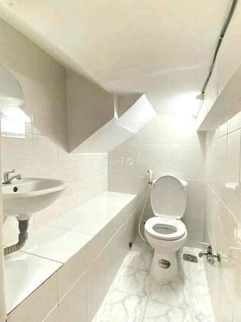 Close by the lotte. Three bedrooms. Four toilets.