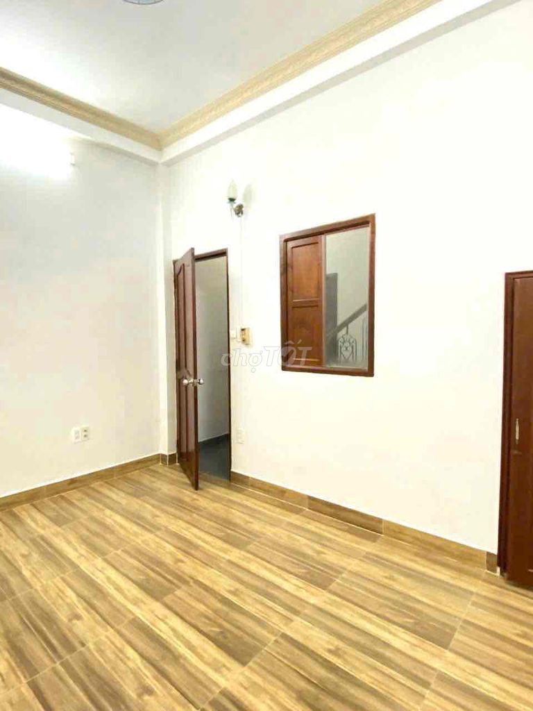 Close by the lotte. Three bedrooms. Four toilets.