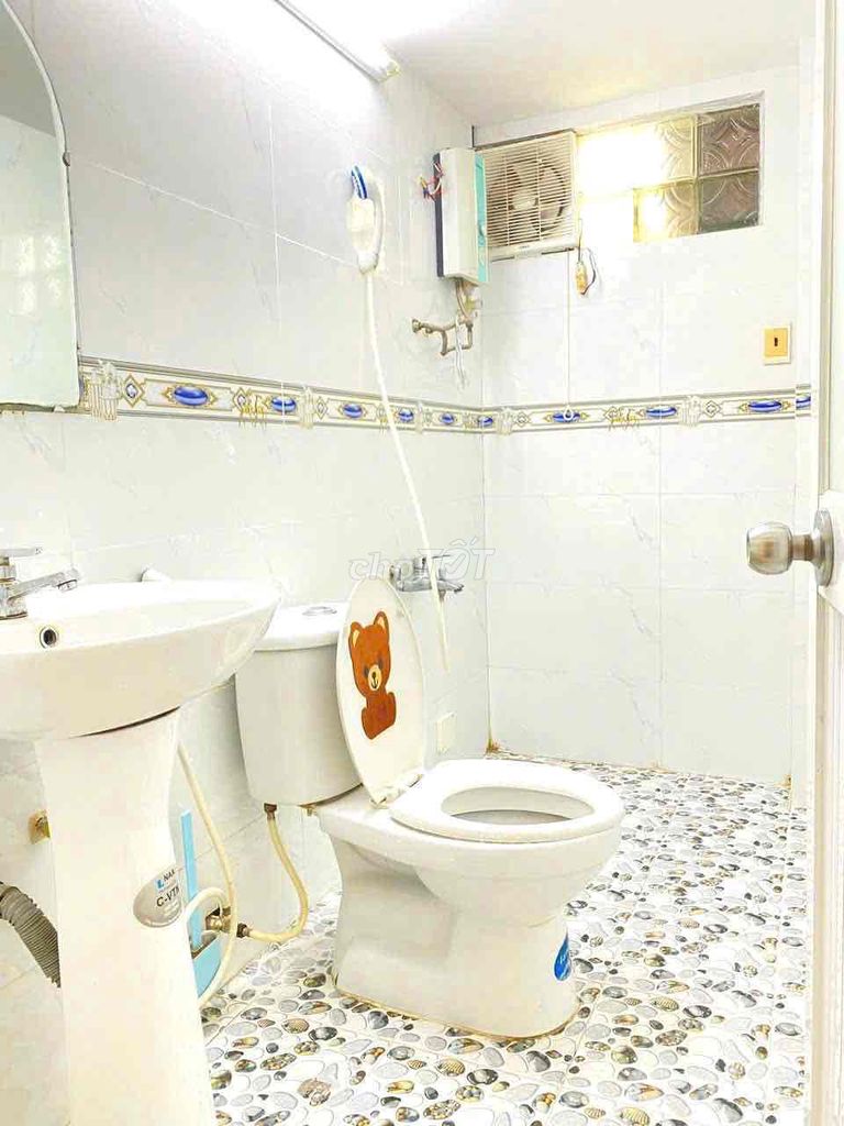 Close by the lotte. Three bedrooms. Four toilets.