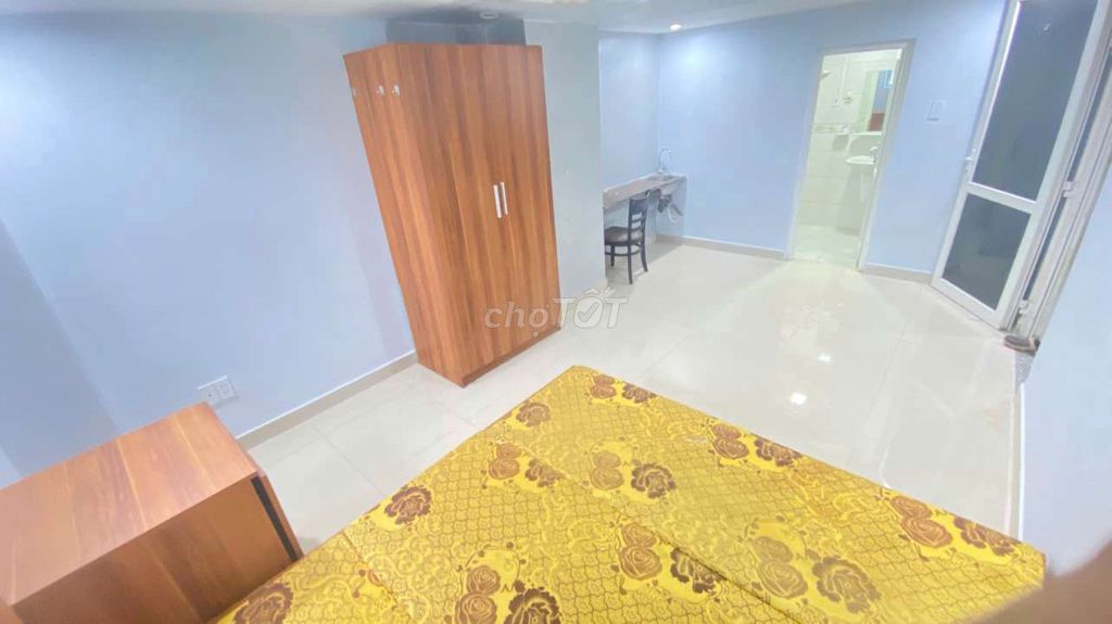 Cheap hotel room with cattle interiors, side-by-side, payroll.
